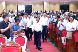 Le membre du Politburo et membre permanent du Secrétariat du Comité central du Parti Trân Câm Tu lors de sa rencontre avec les électeurs de Dà Nang, le 12 octobre. Photo : VNA