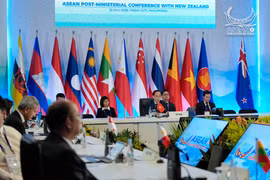 Le ministre vietnamien des Affaires étrangères, Lê Hoài Trung (centre) coprésidant la Conférence post-ministérielle ASEAN-Nouvelle-Zélande. Photo : Ministère vietnamien des Affaires étrangères