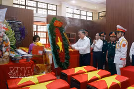 Le secrétaire général du Parti et président de la République, Tô Lâm, offre de l’encens en hommage aux héros tombés pour l’indépendance du pays, au parc Lê Thi Riêng, à Hô Chi Minh-Ville, le 17 juillet 2026. Photo: VNA 