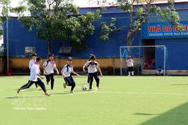 Des élèves du collège Hai Xuân, dans la province de Ninh Binh, jouent au football pendant la récréation. Photo : VNA