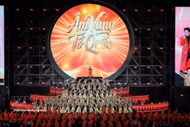 Programme artistique "Échos de la Patrie", à Hanoi. Photo: VNA