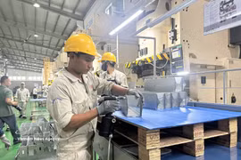 Ligne de production de pièces automobiles et de moto chez Vietnam Precision Industrial No.1 Co., Ltd. (VPIC1), dans le parc industriel de Ba Thiên 2, province de Phu Tho. Photo : VNA