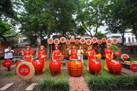 Une performance de tambours par le village de tambours de Doi Tam, dans la province de Ninh Binh, lors du programme "Un tambour, un battement, mille ans de civilisation" au Temple de la Littérature à Hanoi. Photo: VNP