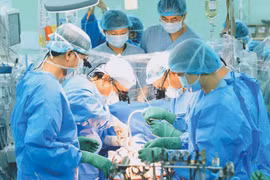 Une équipe chirurgicale de l’Hôpital universitaire de médecine et de pharmacie de Hô Chi Minh-Ville réalise une greffe cardiaque. Photo : VNA