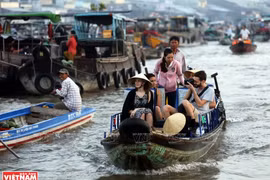 Le marché flottant de Cai Rang est une destination touristique majeure de la ville de Can Tho, où les touristes locaux et étrangers viennent découvrir la vie colorée sur le fleuve. Photo : VNA