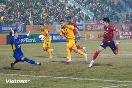 Le Hanoi Police FC (en rouge) décroche sa place en Ligue des champions de l’AFC 2 pour la saison 2025-2026. Photo: VietnamPlus