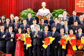 Le président de l’Assemblée nationale, Trân Thanh Mân (5e à partir de la gauche, au premier plan), présente les décisions du Politburo et du Secrétariat du Comité central du Parti au Comité du Parti, à son Bureau permanent, au Secrétaire et aux Secrétaires adjoints de la ville de Cân Tho, le 30 juin. Photo : VNA
