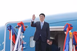 Le président Luong Cuong fait ses adieux à l’aéroport international de Wattay, à Vientiane, au Laos. Photo : VNA
