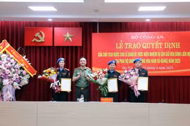 Le vice-ministre de la Sécurité publique, Pham Thê Tùng (2e à partir de la gauche) remet la décision du président de la République aux officiers. Photo: VNA