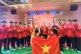 Les combattants vietnamiens posent pour des photos après le Championnat d’Asie du Sud-Est de Pencak Silat 2025, qui s’est terminé en Thaïlande le 14 octobre. Photo : Equipe sportive du Vietnam