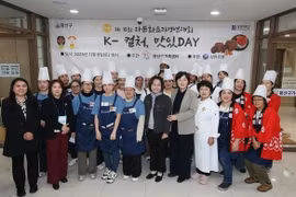 Les équipes en lice au 15e Concours de cuisine multiculturelle de Yongsan. Photo : thanhnien.vn