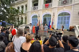 Des consules et consuls généraux de France, d'Allemagne, de Hongrie, d'Italie et des Pays-Bas inaugurent le premier marché caritatif européen de Noël, le 25 novembre 2023. Photo : VNA