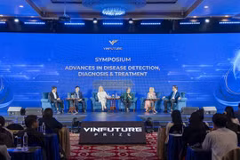 Présence des experts au symposium international sur le thème «Progrès en matière de dépistage, de diagnostic et de traitement des maladies », à Hanoi, le 3 novembre. Photos : gracieuseté de l’organisateur
