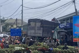 Un grave accident de la circulation s'est produit dans le village de Long Hop, commune de Lao Bao, province de Quang Tri, lorsqu'une voiture s’est enfoncée dans le marché de Tân Long, tuant trois personnes et en blessant grièvement de nombreuses autres. Photo : VNA