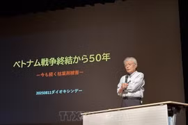 Le photojournaliste japonais Nakamura Goro présente les conséquences de l’agent orange/dioxine au Vietnam. Photo : VNA