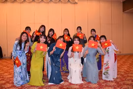 Des étudiantes de vietnamiens de l'Université d'Osaka au programme « Journée culturelle du Vietnam au Japon ». Photo: VNA