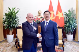 Le vice-ministre des Affaires étrangères, Ngô Lê Van (à droite) et le membre de la commission des relations internationales du Parti communiste brésilien (PCdoB) et secrétaire général de l’Association d’amitié Brésil-Vietnam, Pedro Oliveira. Photo : The World and Vietnam Report