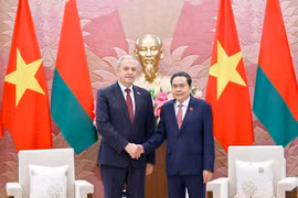 Le président de l’Assemblée nationale, Trân Thanh Mân (à droite), serre la main d’Igor Sergeenko, président de la Chambre des représentants de l’Assemblée nationale de Biélorussie, lors de leur rencontre à Hanoi, le 1er septembre 2025. Photo : VNA