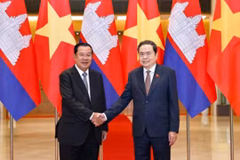Le président de l’Assemblée nationale du Vietnam, Trân Thanh Mân (à droite) serre la main du président du Parti du peuple cambodgien (PPC) et président du Sénat du Cambodge, Hun Sen, à Hanoi, le 1er septembre. Photo : VNA