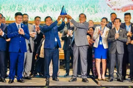 Le Héros du Travail Hô Quang Cua, créateur de la variété de riz ST25, reçoit un prix commémoratif lors du Concours du meilleur riz du monde 2025. Photo : VNA