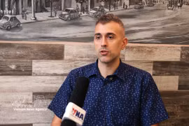 Giulio Chinappi, analyste politique au Centre d’études Eurasie-Méditerranée (CeSEM), au micro de la VNA. Photo: VNA