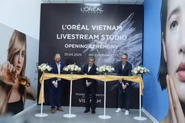 Le conseil d’administration de L’Oréal coupen le ruban pour inaugurer le studio de streaming live le plus moderne au Vietnam, ouvrant une nouvelle ère pour les achats en ligne dans l’industrie de la beauté. Photo : vnbusiness.