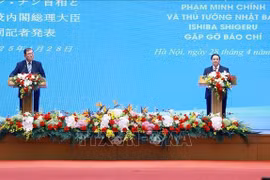 Le Premier ministre Pham Minh Chinh (à droite) et son homologue japonais Ishiba Shigeru, lors d’une conférence de presse conjointe à Hanoï le 28 avril. Photo: VNA