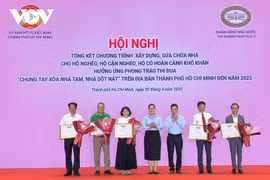 Mise à l'honneur des particuliers et collectifs ayant contribué activement à l'élimination des logements insalubres à Hô Chi Minh-Ville en 2025. Photo: VOV