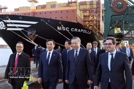 Le secrétaire général du Parti communiste du Vietnam et président de la République, Tô Lâm, visitant le port d’Anvers-Bruges, le 22 octobre 2026. Photo: VNA