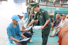 Le poste de garde-frontière de Thanh Hai (commandement provincial des gardes-frontières de Lâm Dông) distribue des pliants aux pêcheurs pour les sensibiliser à la lutte contre la pêche illicite, non déclarée et non réglementée (INN). Photo: VNA