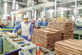 Transformation de produits de bois pour l'exportation. Photo: VNA