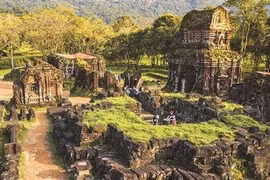 Le site comprend environ 70 ouvrages architecturaux en briques et pierres situés au coeur d'une vallée verdoyante dans la commune de Duy Phu, district de Duy Xuyên, province de Quang Nam. Photo : VNA