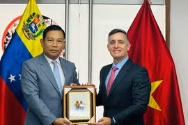 L’ambassadeur du Vietnam au Venezuela, Vu Trung My, offre un cadeau au ministre vénézuélien des Sports, Franklin Cardillo. Photo : gracieuseté de l’ambassade du Vietnam au Venezuela