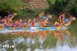 La course de pirogues d’An Chau 2025. Photo: VNA