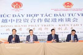Des responsables de la province de Bac Ninh et de l'ambassade du Vietnam en Chine lors du séminaire, à Pékin, le 24 août 2026. Photo : VNA