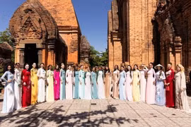 Les candidates à Miss Monde 2026 visitent les tours Cham de Po Nagar. Photo : Organisateurs