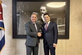 L’ambassadeur Dang Hoàng Giang (à droite) et l’ambassadeur Ernesto Guzmán, à New York, le 11 janvier. Photo: VNA