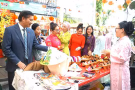 L’ambassadeur du Vietnam en Malaisie Dinh Ngoc Linh (1er à partir de la gauche) et son épouse visitant l’espace du Têt (Nouvel An lunaire), à Kuala Lumpur. Photo: VNA