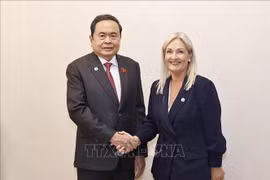 Le président de l’Assemblée nationale du Vietnam, Trân Thanh Mân serre la main de Verona Murphy, Ceann Comhairle (présidente) du Dáil Éireann – la chambre basse de l’Oireachtas (Parlement) irlandais. Photo : VNA