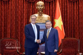 Le secrétaire général et président Tô Lâm (à droite) serre la main de l’ambassadeur de France au Vietnam, Olivier Brochet, à Hanoi, le 4 septembre. Photo : VNA