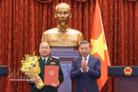 Le secrétaire général et président Tô Lâm (à droite) remet la décision présidentielle élevant le lieutenant-général Lê Quang Dao, chef adjoint de l’État-major général de l’Armée populaire du Vietnam au grade de colonel-général, à Hanoi, le 4 septembre. Photo : VNA