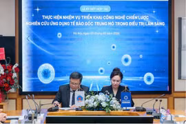 Le prof.associé-Dr Nguyên Thê Anh, directeur de l’hôpital Huu Nghi, et la présidente de Mescells, Nguyên Thi Thu Hiên, signent l’accord de coopération. Photo : suckhoedoisong.vn