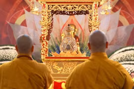 Les fidèles bouddhistes et d’habitants de tout le pays se sont rassemblés depuis mercredi 14 mai, de bonne heure, à la pagode Quán Su, dans l’arrondissement de Hoàn Kiêm, à Hanoi, attendant avec révérence et silence pour rendre hommage aux reliques sacrées de Bouddha. Photo: VNA