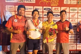 Hoàng Hai Nam (deuxième à partir de la gauche) décroche la médaille d'or dans la catégorie des 60 ans et plus aux Championnats d'Asie de cyclisme sur route 2025. Photo: FBNV