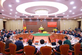 Le Premier ministre Pham Minh Chinh travaille avec la permanence du Comité du Parti de la province de Quang Ngai sur la situation de développement socio-économique, le 9 février. Photo : VNA