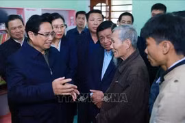 Le Premier ministre Pham Minh Chinh rend visite à la famille de Tran Trung Kien dans la commune de Duc Chanh, district de Mo Duc, qui a bénéficié des aides pour rénover sa maison. Photo: VNA