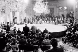 Signature des Accords de Paris, le 27 janvier 1973, au Centre de conférences internationales, l'avenue Kléber, à Paris. Photo: VNA