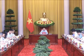 Le président de la République, Luong Cuong (centre) lors de la séance de travail avec le Bureau présidentiel, à Hanoi, le 2 juin. Photo : VNA