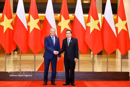 Le président de l’Assemblée nationale du Vietnam, Trân Thanh Mân (à droite) et le Premier ministre polonais Donald Tusk, à Hanoi, le 26 octobre. Photo : VNA