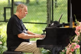 Le pianiste et compositeur britannique Rick Wakeman CBE donne un concert exceptionnel pour des ours rescapés au Centre de sauvetage des ours du Vietnam, dans le parc national de Tam Dao, le 24 septembre. Photo : VNP